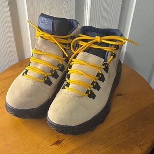 Nike Beige Men’s Cygnal Boots 8.5 NWOT